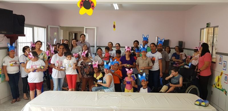 Prefeito Vinícius Barretos com a primeira dama, funcionários da APPAE faz entrega de ovos de páscoa
